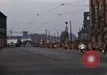 Standbild Mai Parade In Ostdeutschland Berlin Ostdeutschland, 1961, aus Sekunde 33 historischem Filmmaterial Videoclip 65675034241