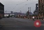 Standbild Mai Parade In Ostdeutschland Berlin Ostdeutschland, 1961, aus Sekunde 34 historischem Filmmaterial Videoclip 65675034241