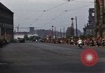 Standbild Mai Parade In Ostdeutschland Berlin Ostdeutschland, 1961, aus Sekunde 35 historischem Filmmaterial Videoclip 65675034241