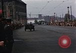 Standbild Mai Parade In Ostdeutschland Berlin Ostdeutschland, 1961, aus Sekunde 43 historischem Filmmaterial Videoclip 65675034241