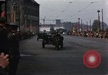 Standbild Mai Parade In Ostdeutschland Berlin Ostdeutschland, 1961, aus Sekunde 45 historischem Filmmaterial Videoclip 65675034241