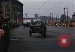Standbild Mai Parade In Ostdeutschland Berlin Ostdeutschland, 1961, aus Sekunde 49 historischem Filmmaterial Videoclip 65675034241