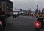Standbild Mai Parade In Ostdeutschland Berlin Ostdeutschland, 1961, aus Sekunde 51 historischem Filmmaterial Videoclip 65675034241