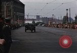 Standbild Mai Parade In Ostdeutschland Berlin Ostdeutschland, 1961, aus Sekunde 53 historischem Filmmaterial Videoclip 65675034241