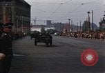 Standbild Mai Parade In Ostdeutschland Berlin Ostdeutschland, 1961, aus Sekunde 54 historischem Filmmaterial Videoclip 65675034241