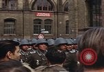 Standbild DDR-Soldaten bei der Maiparade Berlin Ostdeutschland, 1961, aus Sekunde 3 historischem Filmmaterial Videoclip 65675034242