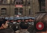 Standbild DDR-Soldaten bei der Maiparade Berlin Ostdeutschland, 1961, aus Sekunde 4 historischem Filmmaterial Videoclip 65675034242