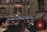 Standbild DDR-Soldaten bei der Maiparade Berlin Ostdeutschland, 1961, aus Sekunde 5 historischem Filmmaterial Videoclip 65675034242