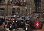 Standbild DDR-Soldaten bei der Maiparade Berlin Ostdeutschland, 1961, aus Sekunde 6 historischem Filmmaterial Videoclip 65675034242