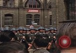 Standbild DDR-Soldaten bei der Maiparade Berlin Ostdeutschland, 1961, aus Sekunde 7 historischem Filmmaterial Videoclip 65675034242