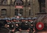 Standbild DDR-Soldaten bei der Maiparade Berlin Ostdeutschland, 1961, aus Sekunde 8 historischem Filmmaterial Videoclip 65675034242
