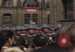 Standbild DDR-Soldaten bei der Maiparade Berlin Ostdeutschland, 1961, aus Sekunde 9 historischem Filmmaterial Videoclip 65675034242