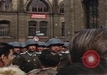 Standbild DDR-Soldaten bei der Maiparade Berlin Ostdeutschland, 1961, aus Sekunde 10 historischem Filmmaterial Videoclip 65675034242