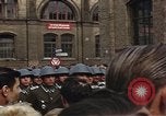 Standbild DDR-Soldaten bei der Maiparade Berlin Ostdeutschland, 1961, aus Sekunde 11 historischem Filmmaterial Videoclip 65675034242