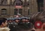 Standbild DDR-Soldaten bei der Maiparade Berlin Ostdeutschland, 1961, aus Sekunde 12 historischem Filmmaterial Videoclip 65675034242