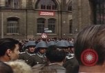 Standbild DDR-Soldaten bei der Maiparade Berlin Ostdeutschland, 1961, aus Sekunde 13 historischem Filmmaterial Videoclip 65675034242