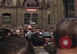 Standbild DDR-Soldaten bei der Maiparade Berlin Ostdeutschland, 1961, aus Sekunde 14 historischem Filmmaterial Videoclip 65675034242
