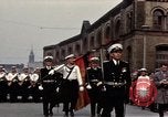Standbild DDR-Soldaten bei der Maiparade Berlin Ostdeutschland, 1961, aus Sekunde 15 historischem Filmmaterial Videoclip 65675034242
