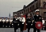 Standbild DDR-Soldaten bei der Maiparade Berlin Ostdeutschland, 1961, aus Sekunde 16 historischem Filmmaterial Videoclip 65675034242