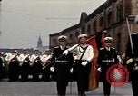 Standbild DDR-Soldaten bei der Maiparade Berlin Ostdeutschland, 1961, aus Sekunde 17 historischem Filmmaterial Videoclip 65675034242