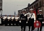 Standbild DDR-Soldaten bei der Maiparade Berlin Ostdeutschland, 1961, aus Sekunde 18 historischem Filmmaterial Videoclip 65675034242