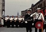 Standbild DDR-Soldaten bei der Maiparade Berlin Ostdeutschland, 1961, aus Sekunde 19 historischem Filmmaterial Videoclip 65675034242