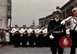 Standbild DDR-Soldaten bei der Maiparade Berlin Ostdeutschland, 1961, aus Sekunde 20 historischem Filmmaterial Videoclip 65675034242