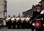 Standbild DDR-Soldaten bei der Maiparade Berlin Ostdeutschland, 1961, aus Sekunde 21 historischem Filmmaterial Videoclip 65675034242
