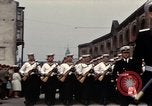 Standbild DDR-Soldaten bei der Maiparade Berlin Ostdeutschland, 1961, aus Sekunde 22 historischem Filmmaterial Videoclip 65675034242