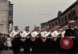 Standbild DDR-Soldaten bei der Maiparade Berlin Ostdeutschland, 1961, aus Sekunde 23 historischem Filmmaterial Videoclip 65675034242
