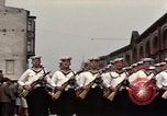 Standbild DDR-Soldaten bei der Maiparade Berlin Ostdeutschland, 1961, aus Sekunde 25 historischem Filmmaterial Videoclip 65675034242