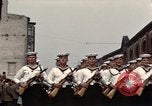 Standbild DDR-Soldaten bei der Maiparade Berlin Ostdeutschland, 1961, aus Sekunde 26 historischem Filmmaterial Videoclip 65675034242