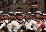 Standbild DDR-Soldaten bei der Maiparade Berlin Ostdeutschland, 1961, aus Sekunde 27 historischem Filmmaterial Videoclip 65675034242