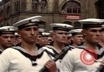 Standbild DDR-Soldaten bei der Maiparade Berlin Ostdeutschland, 1961, aus Sekunde 28 historischem Filmmaterial Videoclip 65675034242