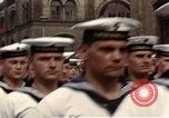 Standbild DDR-Soldaten bei der Maiparade Berlin Ostdeutschland, 1961, aus Sekunde 29 historischem Filmmaterial Videoclip 65675034242