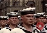 Standbild DDR-Soldaten bei der Maiparade Berlin Ostdeutschland, 1961, aus Sekunde 30 historischem Filmmaterial Videoclip 65675034242