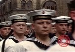 Standbild DDR-Soldaten bei der Maiparade Berlin Ostdeutschland, 1961, aus Sekunde 31 historischem Filmmaterial Videoclip 65675034242