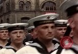 Standbild DDR-Soldaten bei der Maiparade Berlin Ostdeutschland, 1961, aus Sekunde 32 historischem Filmmaterial Videoclip 65675034242