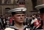 Standbild DDR-Soldaten bei der Maiparade Berlin Ostdeutschland, 1961, aus Sekunde 33 historischem Filmmaterial Videoclip 65675034242