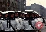 Standbild DDR-Soldaten bei der Maiparade Berlin Ostdeutschland, 1961, aus Sekunde 34 historischem Filmmaterial Videoclip 65675034242