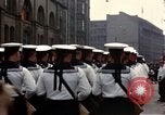Standbild DDR-Soldaten bei der Maiparade Berlin Ostdeutschland, 1961, aus Sekunde 35 historischem Filmmaterial Videoclip 65675034242
