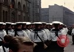 Standbild DDR-Soldaten bei der Maiparade Berlin Ostdeutschland, 1961, aus Sekunde 36 historischem Filmmaterial Videoclip 65675034242