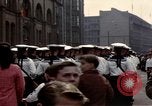 Standbild DDR-Soldaten bei der Maiparade Berlin Ostdeutschland, 1961, aus Sekunde 37 historischem Filmmaterial Videoclip 65675034242