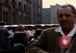 Standbild DDR-Soldaten bei der Maiparade Berlin Ostdeutschland, 1961, aus Sekunde 39 historischem Filmmaterial Videoclip 65675034242