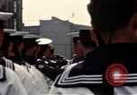 Standbild DDR-Soldaten bei der Maiparade Berlin Ostdeutschland, 1961, aus Sekunde 41 historischem Filmmaterial Videoclip 65675034242