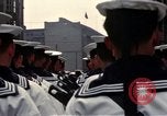 Standbild DDR-Soldaten bei der Maiparade Berlin Ostdeutschland, 1961, aus Sekunde 47 historischem Filmmaterial Videoclip 65675034242