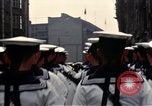 Standbild DDR-Soldaten bei der Maiparade Berlin Ostdeutschland, 1961, aus Sekunde 48 historischem Filmmaterial Videoclip 65675034242