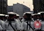 Standbild DDR-Soldaten bei der Maiparade Berlin Ostdeutschland, 1961, aus Sekunde 49 historischem Filmmaterial Videoclip 65675034242