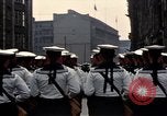 Standbild DDR-Soldaten bei der Maiparade Berlin Ostdeutschland, 1961, aus Sekunde 50 historischem Filmmaterial Videoclip 65675034242