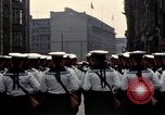Standbild DDR-Soldaten bei der Maiparade Berlin Ostdeutschland, 1961, aus Sekunde 51 historischem Filmmaterial Videoclip 65675034242